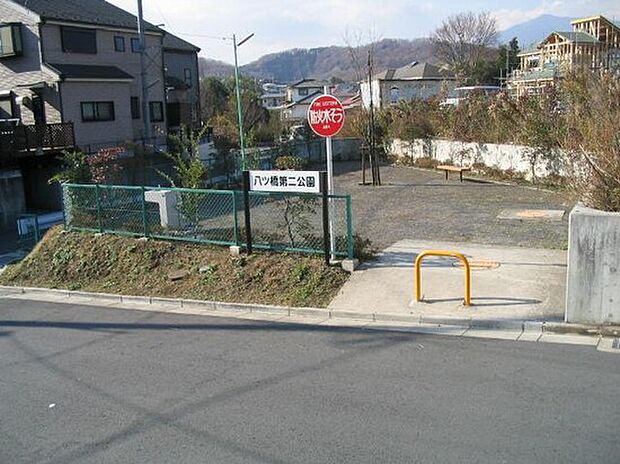【八ッ橋第二公園】700ｍ　小さいですが少しは子どもが遊べるスペースもあるので、ほんの少しだけ遊ばせたいというときには非常に便利。