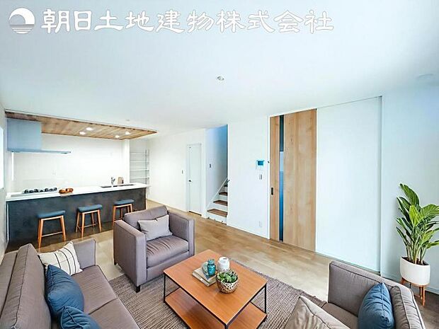 【リビング】静寂も喧騒も楽しめるご家族のお気に入りの大空間。いつまでもその場にいたくなる心地よさがご家族を繋げます。※家具等はCG合成となります。