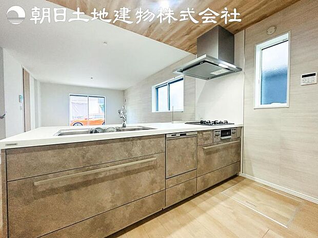 【キッチン】洗礼されたスタイリッシュなデザイン性と使いやすさを備えたキッチンです。