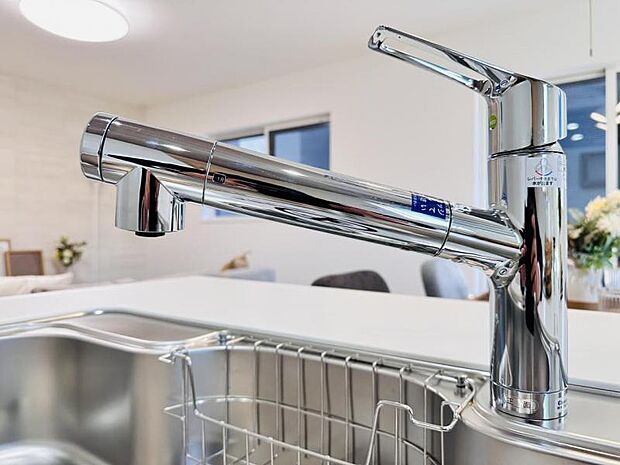 【浄水器一体型水栓】浄水器付きでいつでもおいしい水をいつでも手軽に使えます。飲み水やお料理にも安心ですね