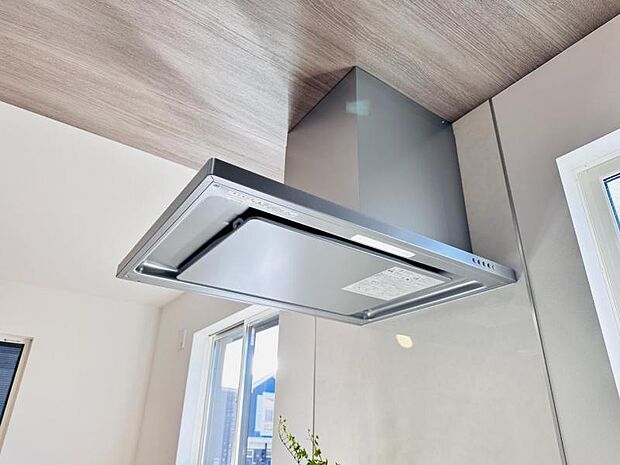 【スリム型レンジフード】稼働時の音が換気扇よりも静か 屋外とダイレクトにつながる換気扇と比べ、音が静かなメリットがあります。