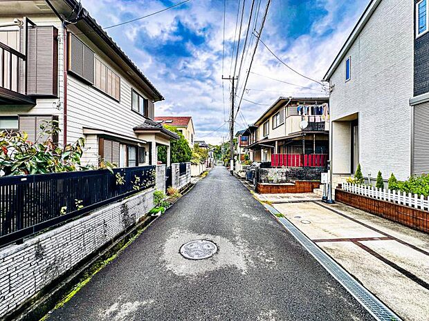 【前面道路を含む現地外観】