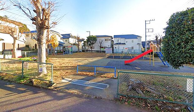 【桜田公園】100m 座間市にある住宅街の比較的広めな公園です。昭和後期につくられた第二次ベビーブームのための公園です。遊び場にはブランコすべり台鉄棒があります。