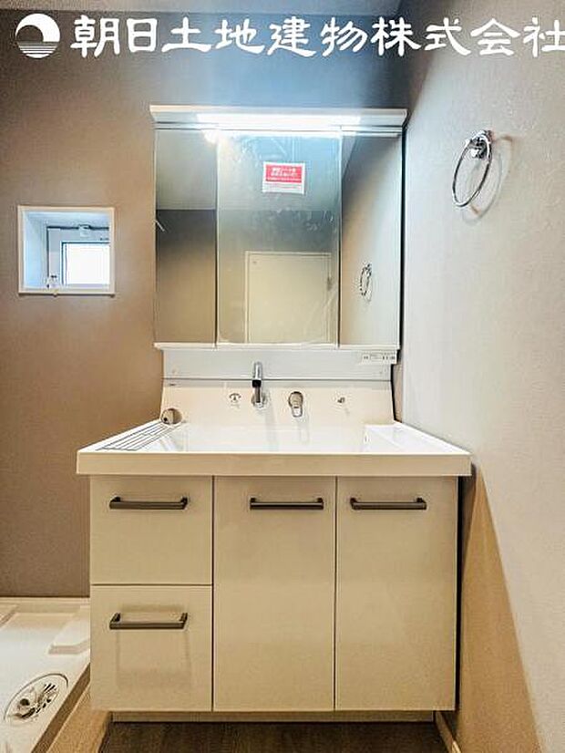 【洗面台】さわやかに気持ちよく1日が始められるように、機能性とデザイン性を両立した洗面化粧台です。