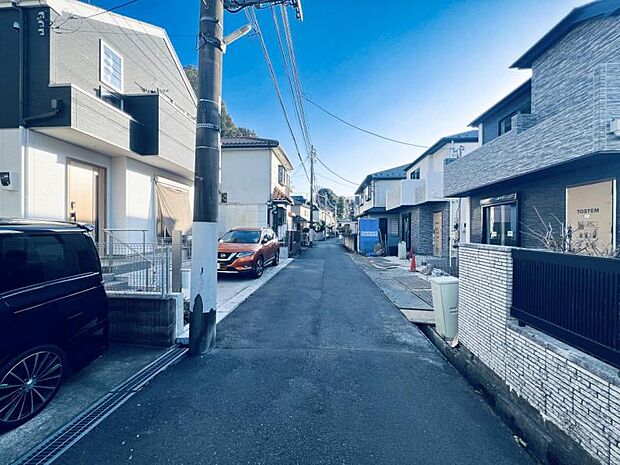 【前面道路を含む現地外観】穏やかな住環境は子育てにも良い環境です。整頓された街並みになり完成するのが楽しみになります。
