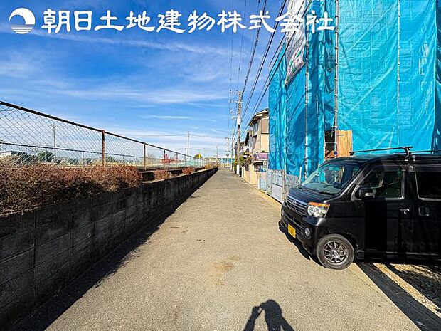 【前面道路を含む現地外観】