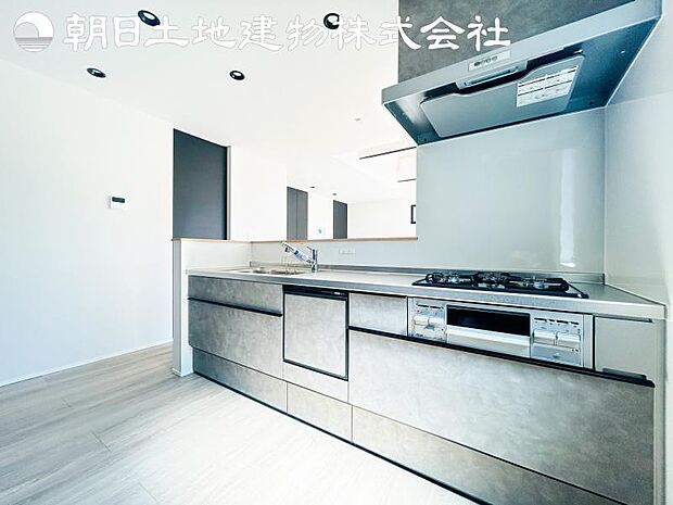 【キッチン】明るく開放感があるキッチンはリビングが見渡せる対面キッチンを採用。いつでもご家族を感じながらお料理できます。