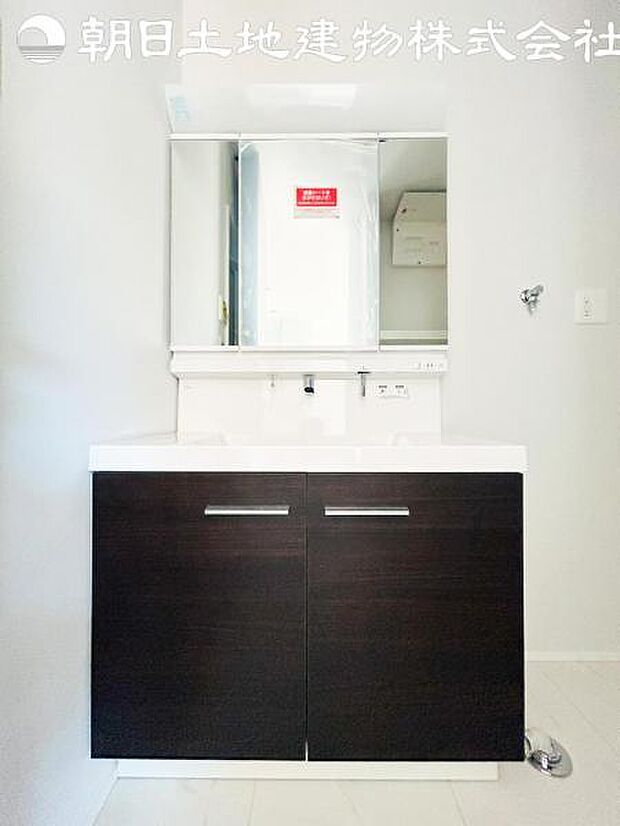 【洗面台】さわやかに気持ちよく1日が始められるように、機能性とデザイン性を両立した洗面化粧台です。