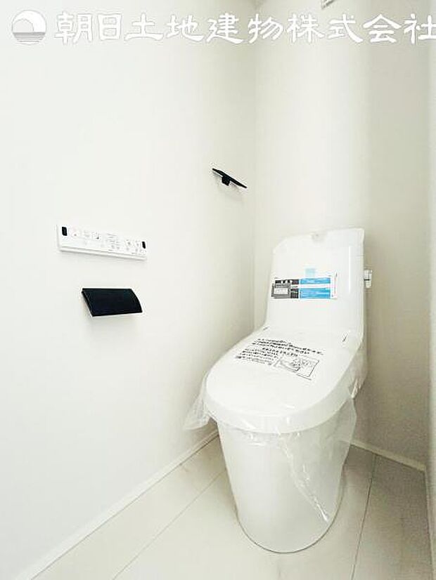 【トイレ】洗浄機能つきのお手洗いは2か所ございます。朝の忙しい時間や来客時に重宝します。