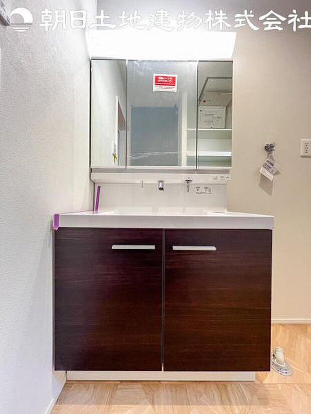 【洗面台】さわやかに気持ちよく1日が始められるように、機能性とデザイン性を両立した洗面化粧台です。