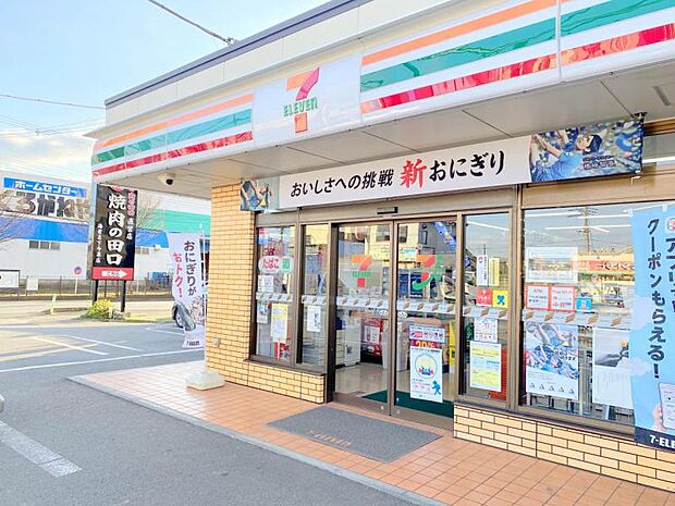 【セブンイレブン　今泉店】500ｍ　建て替えして駐車場がかなり広いです。大型車も駐車可能です。外に灰皿が設置されてて喫煙者には嬉しいです。