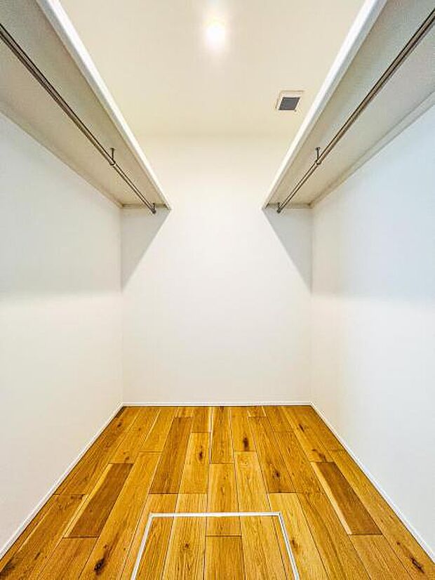 【ウォークインクローゼット】大きな収納力を持つウォークインクローゼット付き。複数で共有して使うこともでき、奥様が独り占めすることも可能です♪