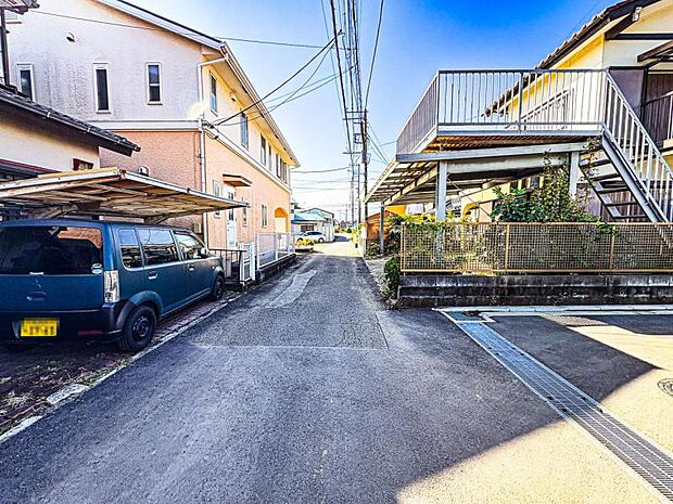 【前面道路を含む現地外観】