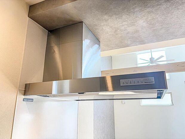 【スリム型レンジフード】稼働時の音が換気扇よりも静か 屋外とダイレクトにつながる換気扇と比べ、音が静かなメリットがあります。