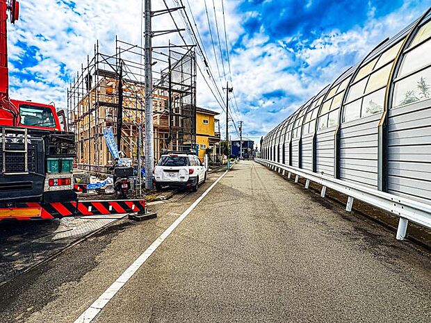 【前面道路を含む現地外観】