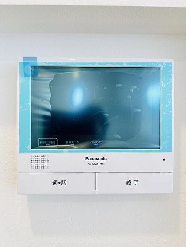 【モニター付きインターフォン】来訪者を映像で確認するシンプルな設備ながらセキュリティ効果はマル。最近は録画機能があるタイプも増え、留守中の訪問者も確認できます!