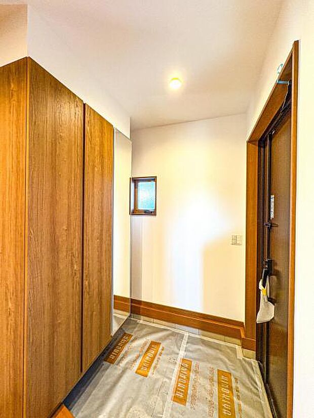 【明るく開放感のある玄関】可動棚で調整可、ロングブーツやトレッキング靴もすっぽり収まる玄関収納