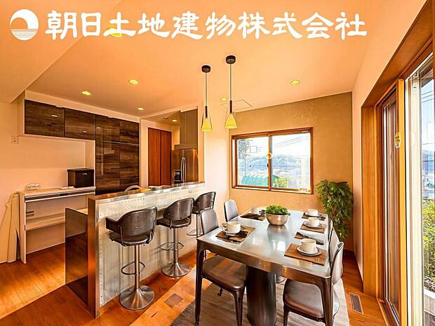 【南向きで明るくみんなが集まるダイニング】南側から射し込む陽射しは、家族の会話と共に明るい雰囲気を生み出します。但し、家具等は販売価格に含まれません。