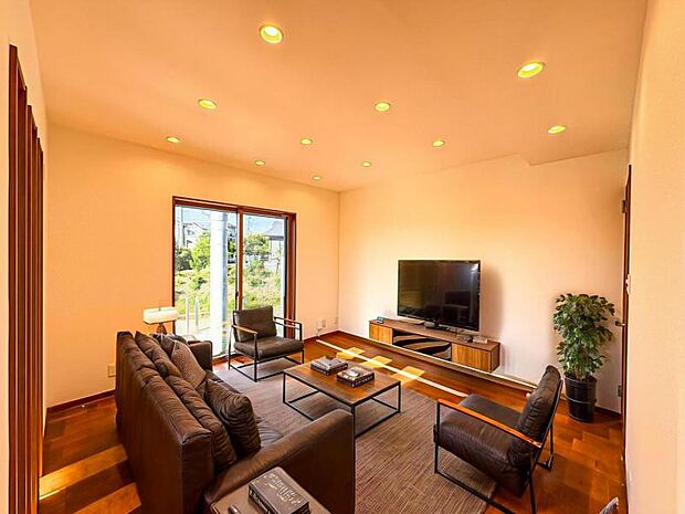 【南西向きで明るく開放感のあるリビング：17帖】広いリビングは家族が自然と集まる居心地の良い空間。但し、家具等は販売価格に含まれません。