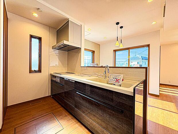 【リビングを見渡せる開放感のある対面式キッチン】対面タイプならキッチン内にいながらご家族やお客様との会話が楽しめます