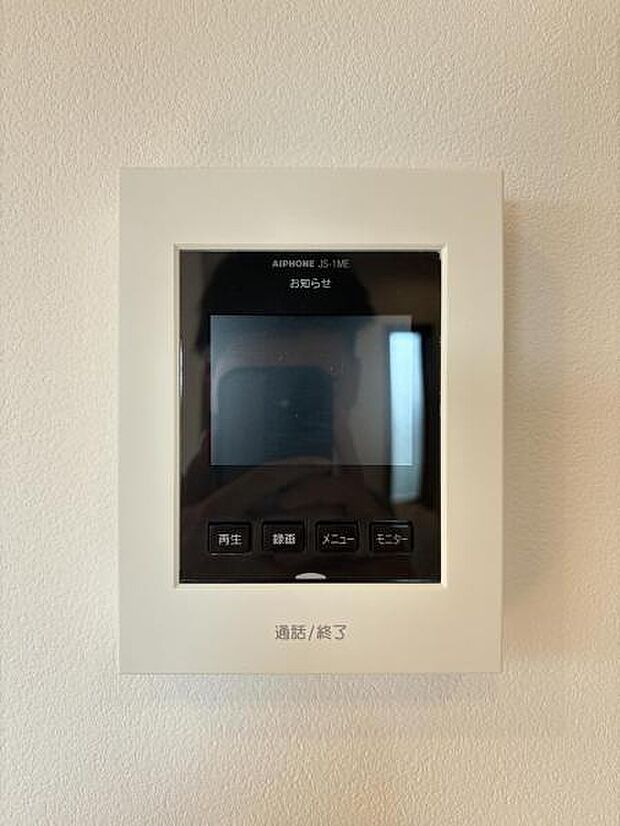 【モニター付きインターフォン】来訪者を映像で確認するシンプルな設備ながらセキュリティ効果はマル。最近は録画機能があるタイプも増え、留守中の訪問者も確認できます！