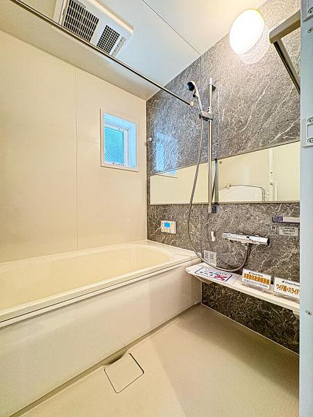 【多機能な一坪タイプの浴室】1坪以上の広い浴室ならお子様と並んで体を洗ってもゆとりがあります♪