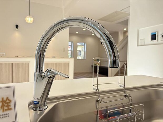 【キッチン用タッチレス水栓】水栓に触れなくてもセンサーに手をかざすだけで吐水／止水ができます。