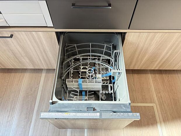 【ビルトイン食洗機】洗浄から乾燥までボタン一つで完結する食洗機付き。大変な洗い物がぐっと短く済みます!