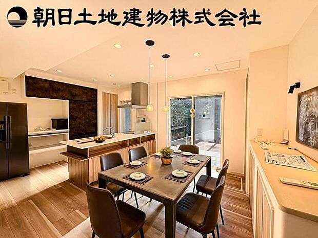 【南向きで明るくみんなが集まるダイニング】南側から射し込む陽射しは、家族の会話と共に明るい雰囲気を生み出します。但し、家具等は販売価格に含まれません。