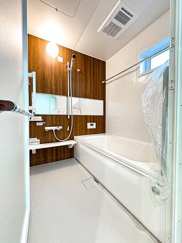 【多機能な一坪タイプの浴室】1坪以上の広い浴室ならお子様と並んで体を洗ってもゆとりがあります♪