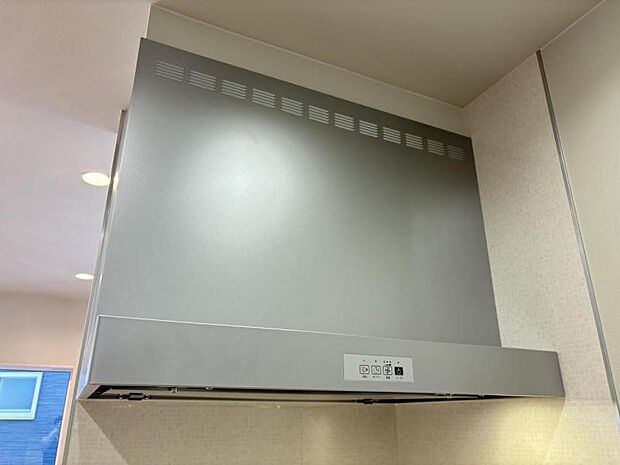 【スリム型レンジフード】稼働時の音が換気扇よりも静か 屋外とダイレクトにつながる換気扇と比べ、音が静かなメリットがあります。