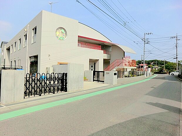 【おとぎ保育園】790m 2歳児からはリトミック、3歳児になると手話と体育。4歳児になると英語、年長さんからは書道、茶道、剣道が加わります。保育園で様々な事を経験させてくれます。