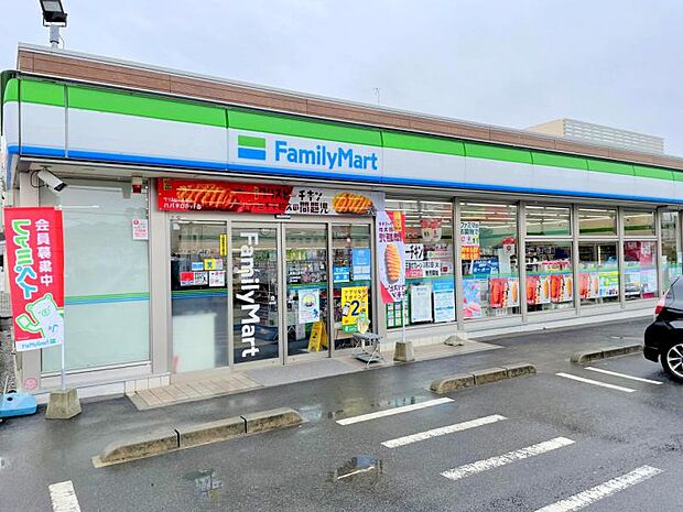 【ファミリーマート 綾瀬小園西店】190m 店前と店横の下段に駐車場が有りとても広いです。