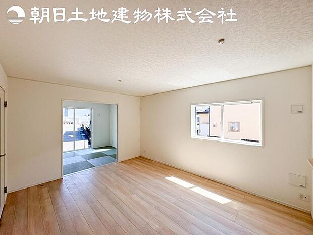 【リビング】開口部からたくさんの採光が望める快適空間となりご家族が集まりやすいリビングです。