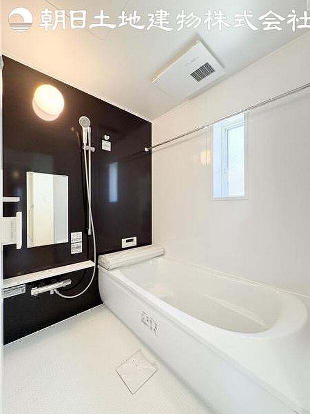 【浴室】浴室はアクセントパネルで落ち着いた印象です。窓から採光もとれていてさわやかな気持ちで入浴できます。