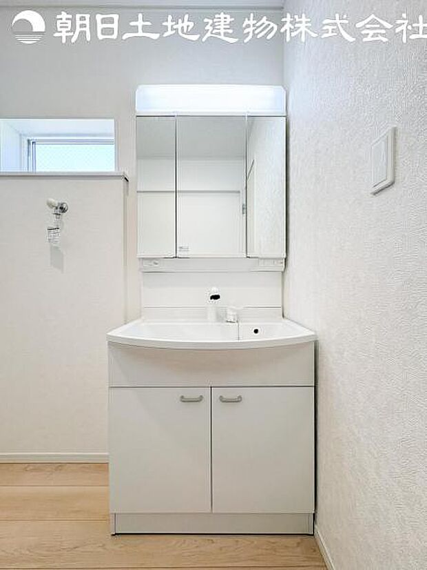 【洗面台】さわやかに気持ちよく1日が始められるように、機能性とデザイン性を両立した洗面化粧台です。