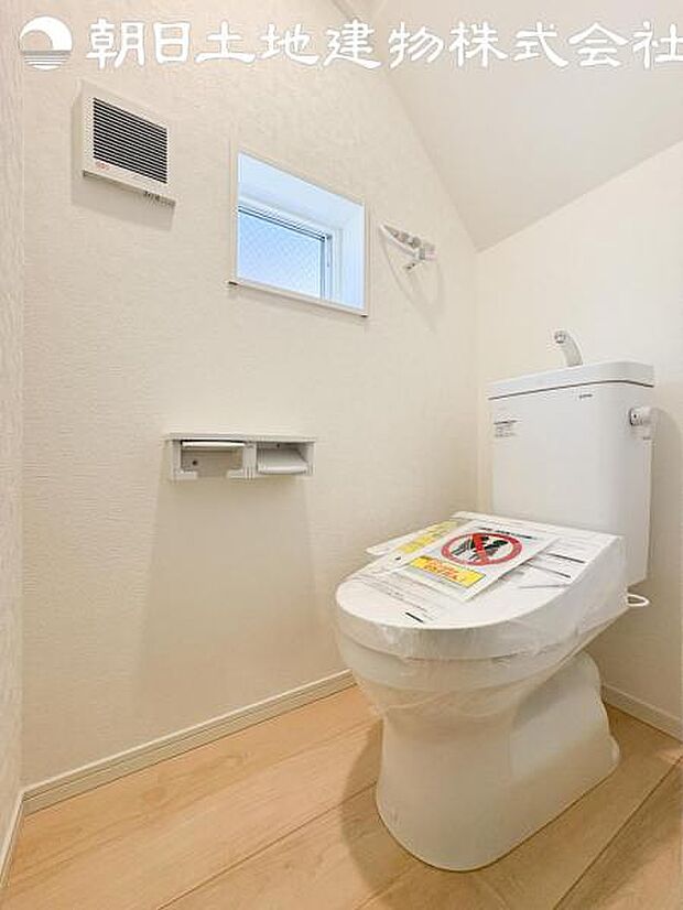 【ウォシュレット付き】洗浄、保温などの機能を備えたウォシュレット。洗浄により毎回のペーパー使用量を減らせ、保温により冬場の便座のひんやりを解消してくれる便利な設備付き