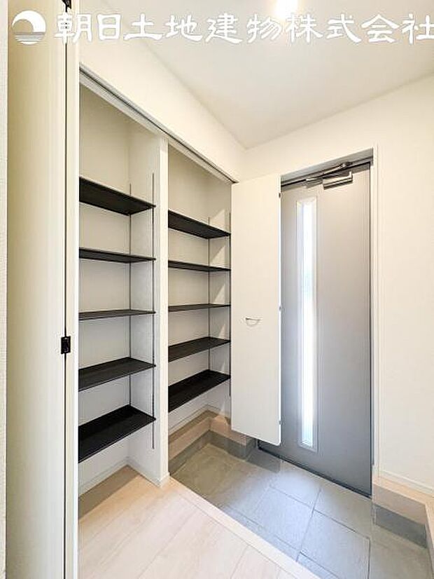 【シューズクローク】土間の部分にあるところは、棚の高さを変えれば外用品など片付けておけます！