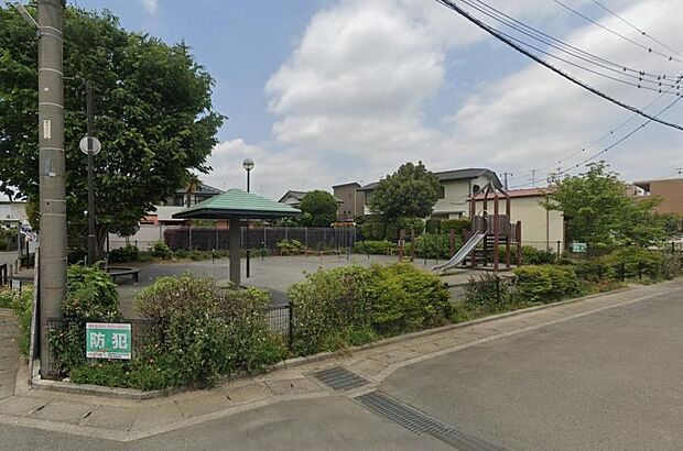 【長坂北公園】90ｍ　楽しい設備が沢山あり飽きずに過ごせるスポットとなっています。公園のまわりには柵があるので小さな子どもも外に飛び出しづらく安心。