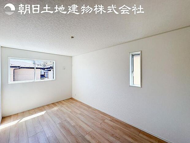 【洋室】道行く人の視線を気にせず暮らせる安心感。そして窓から見える空がさらなる解放感を演出します。