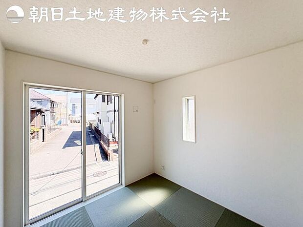 【和室】リビングの隣にはほっと寛げる和室をご用意。来客者の宿泊スペースにもいいですね。