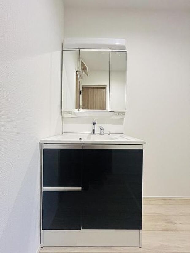 【洗面台】さわやかに気持ちよく1日が始められるように、機能性とデザイン性を両立した洗面化粧台です。