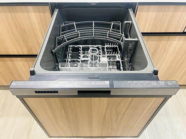 【ビルトイン食洗機】洗浄から乾燥までボタン一つで完結する食洗機付き。大変な洗い物がぐっと短く済みます！