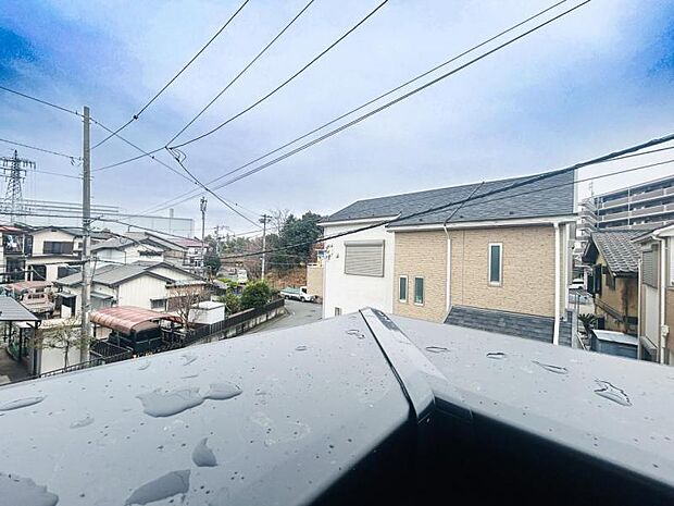 【眺望】低層住宅が建ち並ぶ美しい街並みを一望できる眺め。