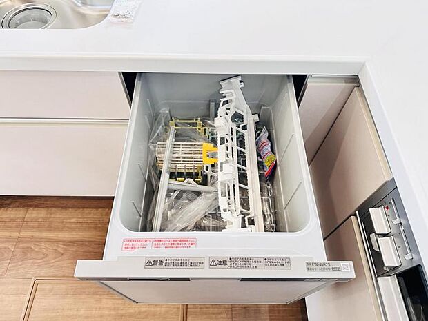 【ビルトイン食洗機】洗浄から乾燥までボタン一つで完結する食洗機付き。大変な洗い物がぐっと短く済みます！