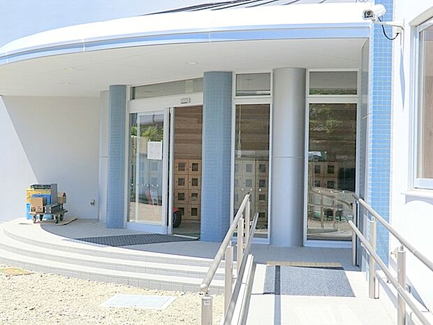 【大原こども園】　1150ｍ　図書館のような作りの園内がとても魅力的です。園庭が広く外遊びが多いです。