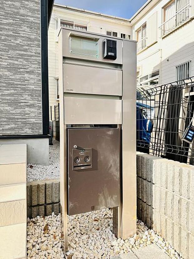 【宅配ボックス】今や当たり前になりつつある宅配ボックスを玄関横の機能門柱に完備しております。このご時世に嬉しい設備ですね。