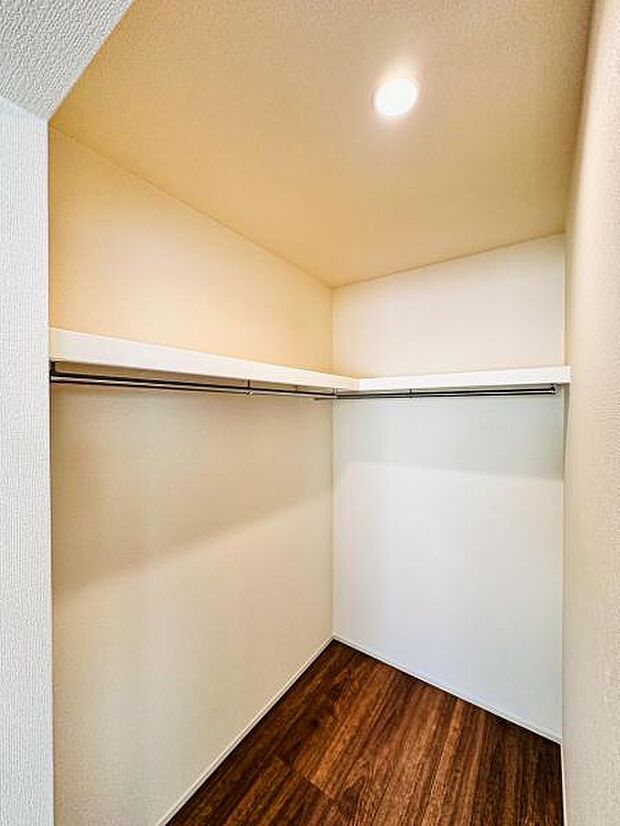 【ウォークインクローゼット】大きな収納力を持つウォークインクローゼット付き。複数で共有して使うこともでき、奥様が独り占めすることも可能です♪