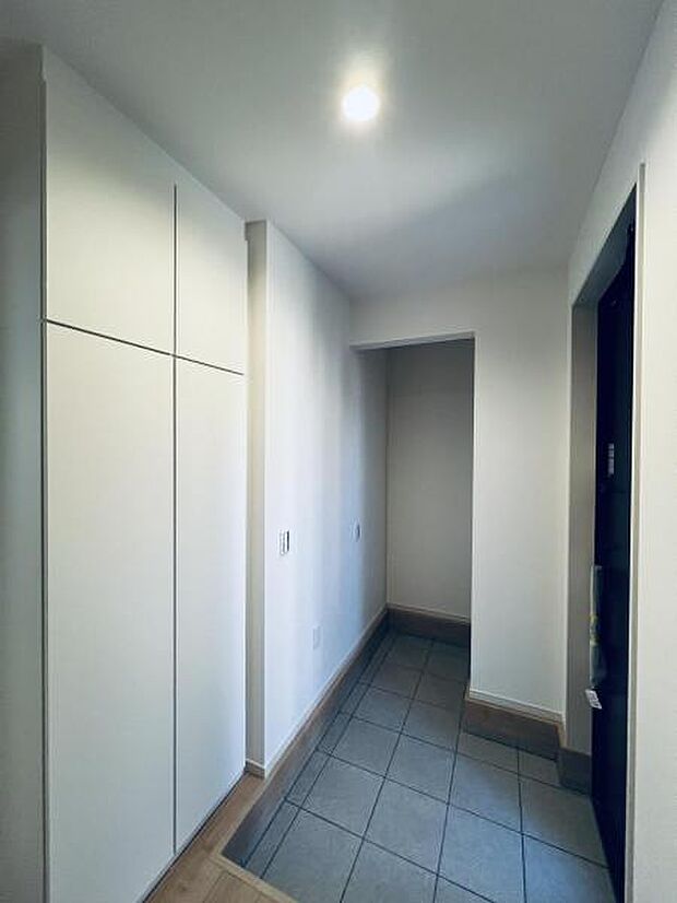 【玄関】玄関にはシューズボックス以外にも収納スペースございます。