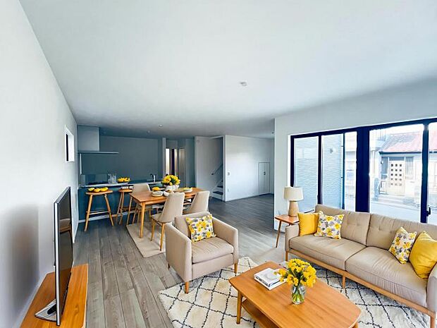 【LDK】開口部からたくさんの採光が望める快適空間となりご家族が集まりやすいリビングです。※家具等はCG合成です。